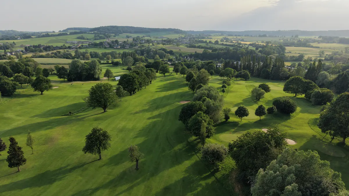 Blick über den Golfplatz in die Hügel des Dreiländerecks