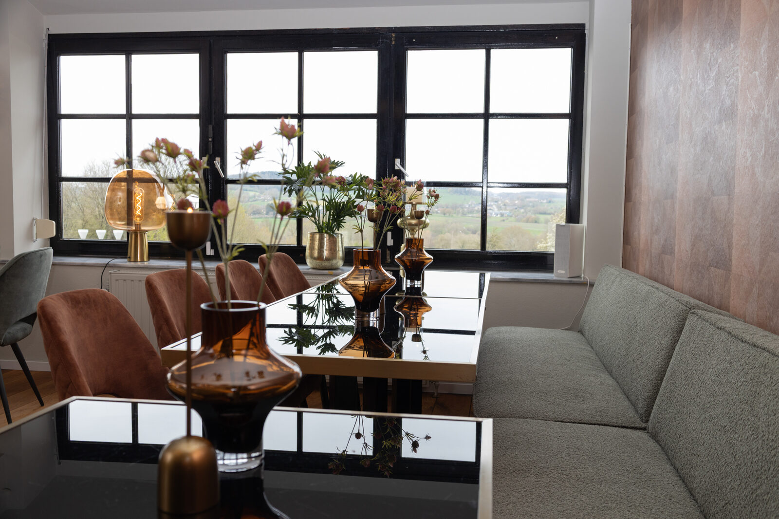 Restaurantsaal mit Blick in die grüne Landschaft